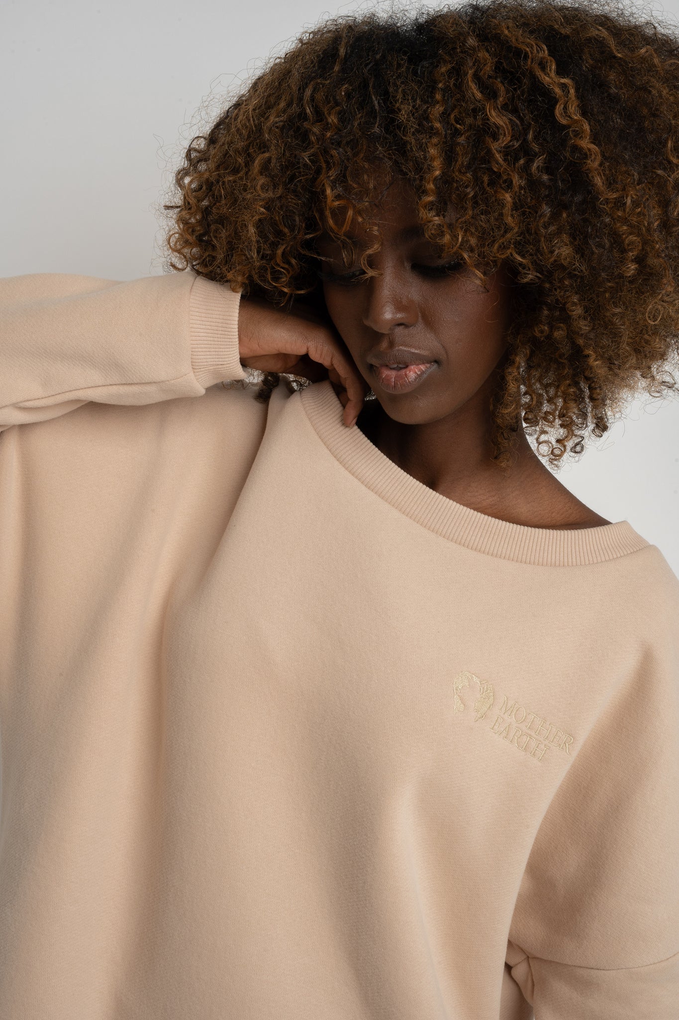 BLUZA OVERSIZE Z SZEROKIM DEKOLTEM BEŻOWA - MULL
