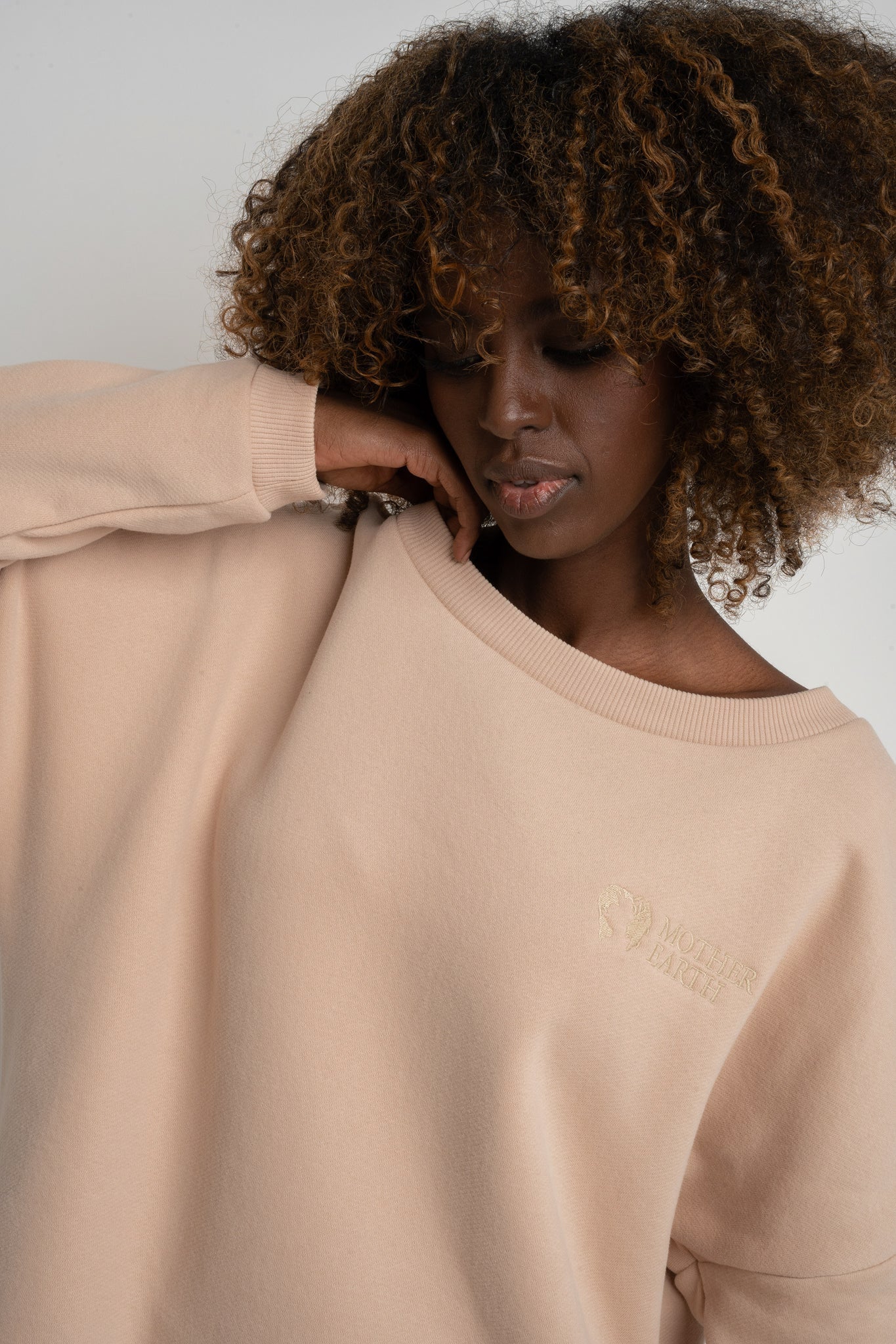 BLUZA OVERSIZE Z SZEROKIM DEKOLTEM 2nd DROP BEŻOWA - MULL