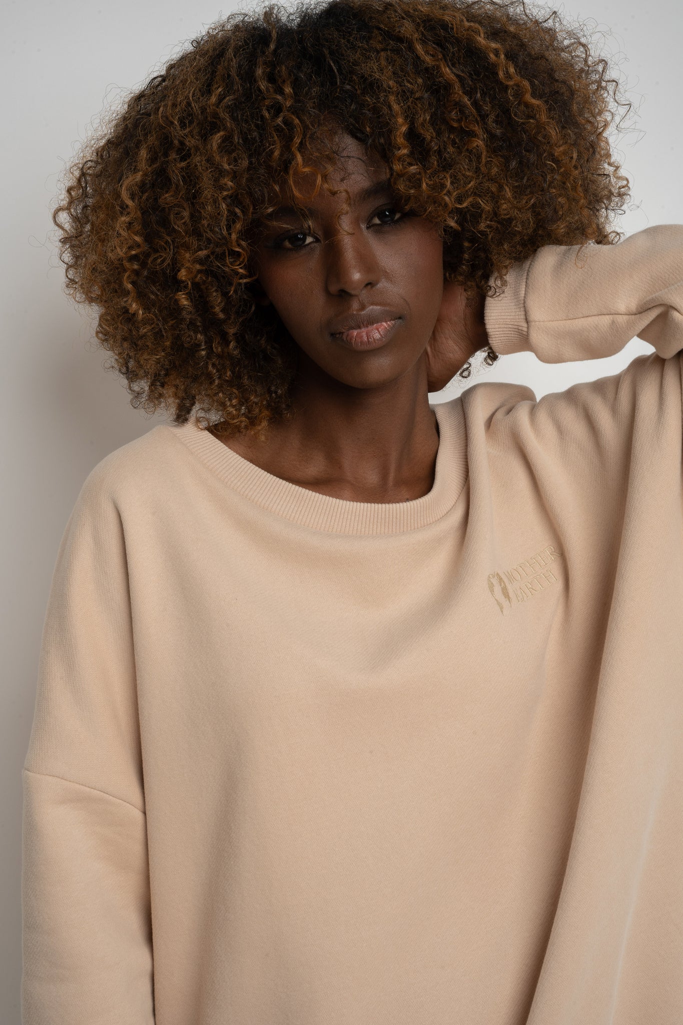 BLUZA OVERSIZE Z SZEROKIM DEKOLTEM BEŻOWA - MULL