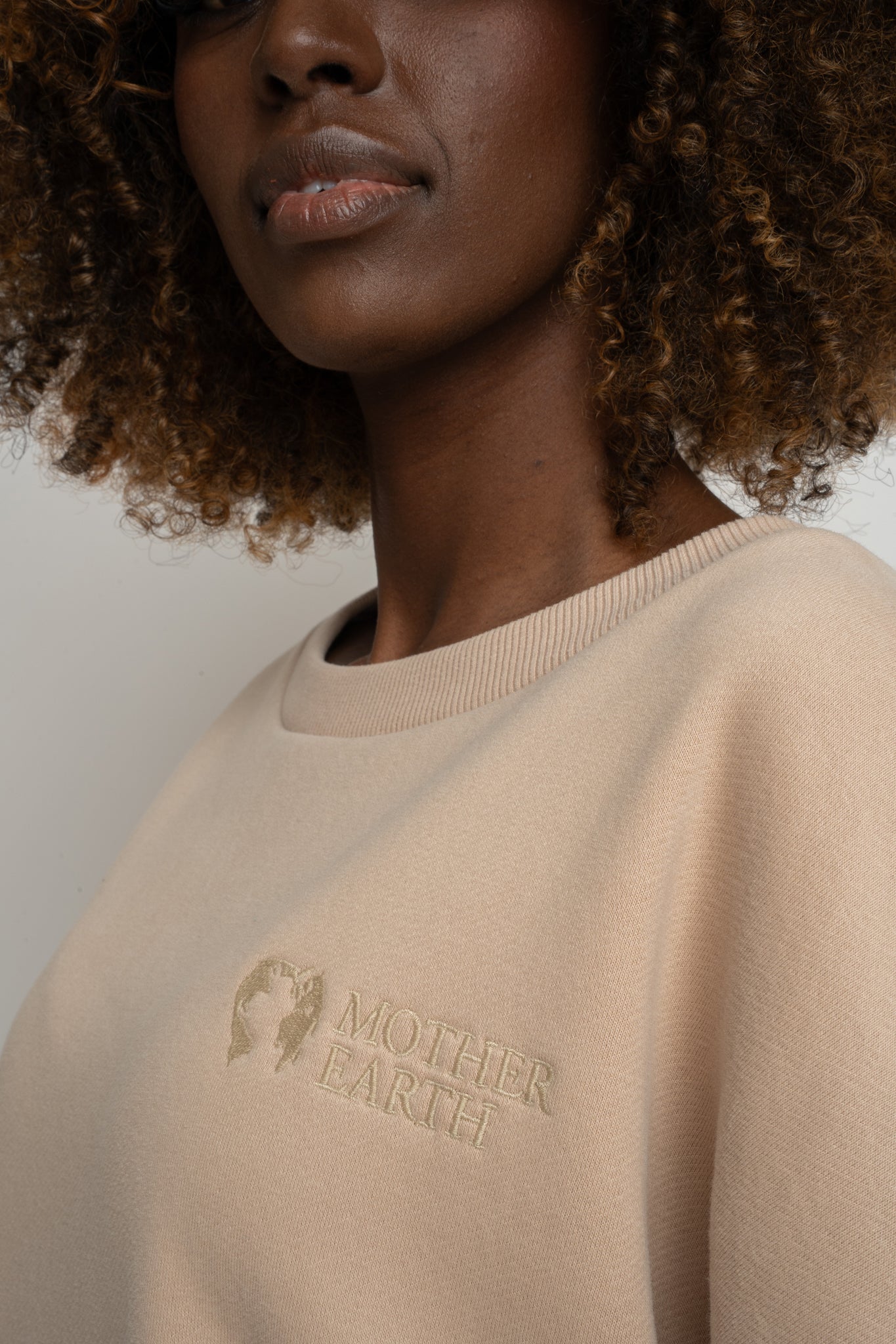 BLUZA OVERSIZE Z SZEROKIM DEKOLTEM BEŻOWA - MULL