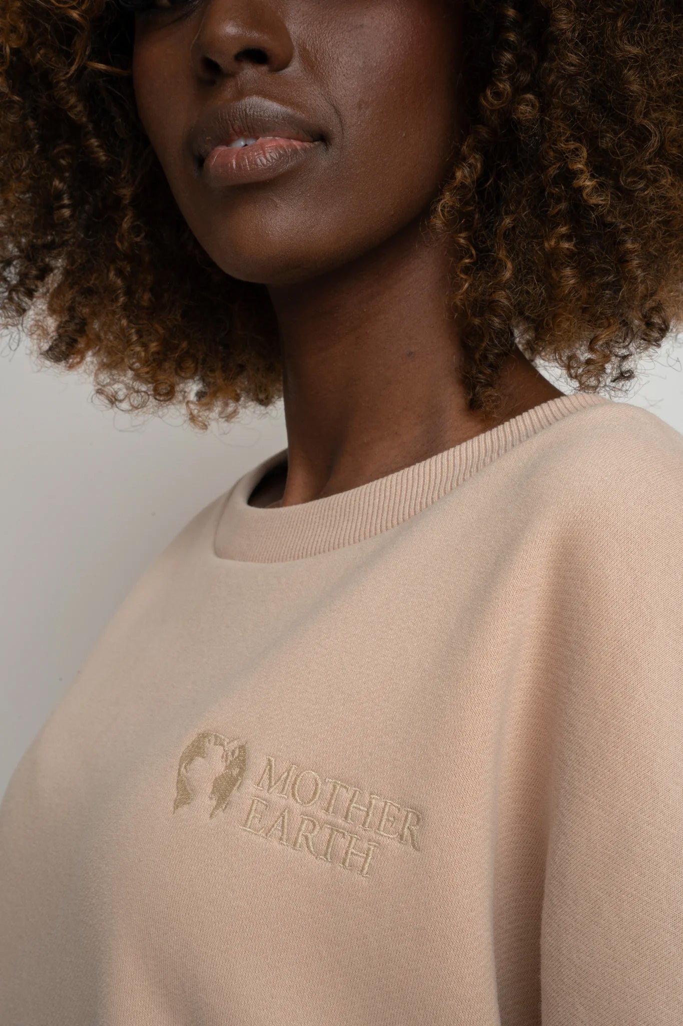 BLUZA OVERSIZE Z SZEROKIM DEKOLTEM 2nd DROP BEŻOWA - MULL