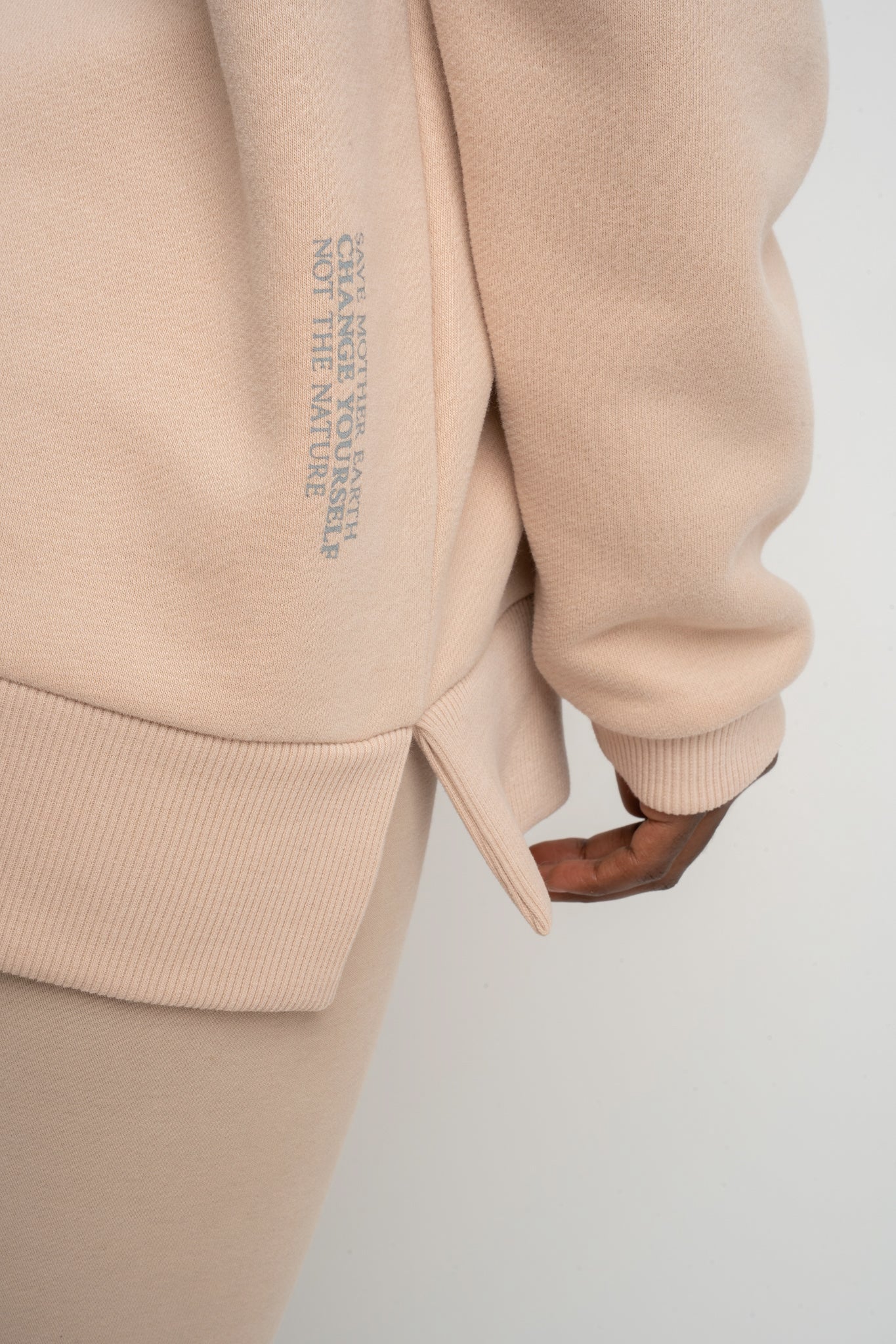 BLUZA OVERSIZE Z SZEROKIM DEKOLTEM 2nd DROP BEŻOWA - MULL