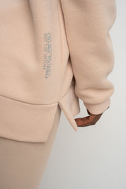 BLUZA OVERSIZE Z SZEROKIM DEKOLTEM 2nd DROP BEŻOWA - MULL