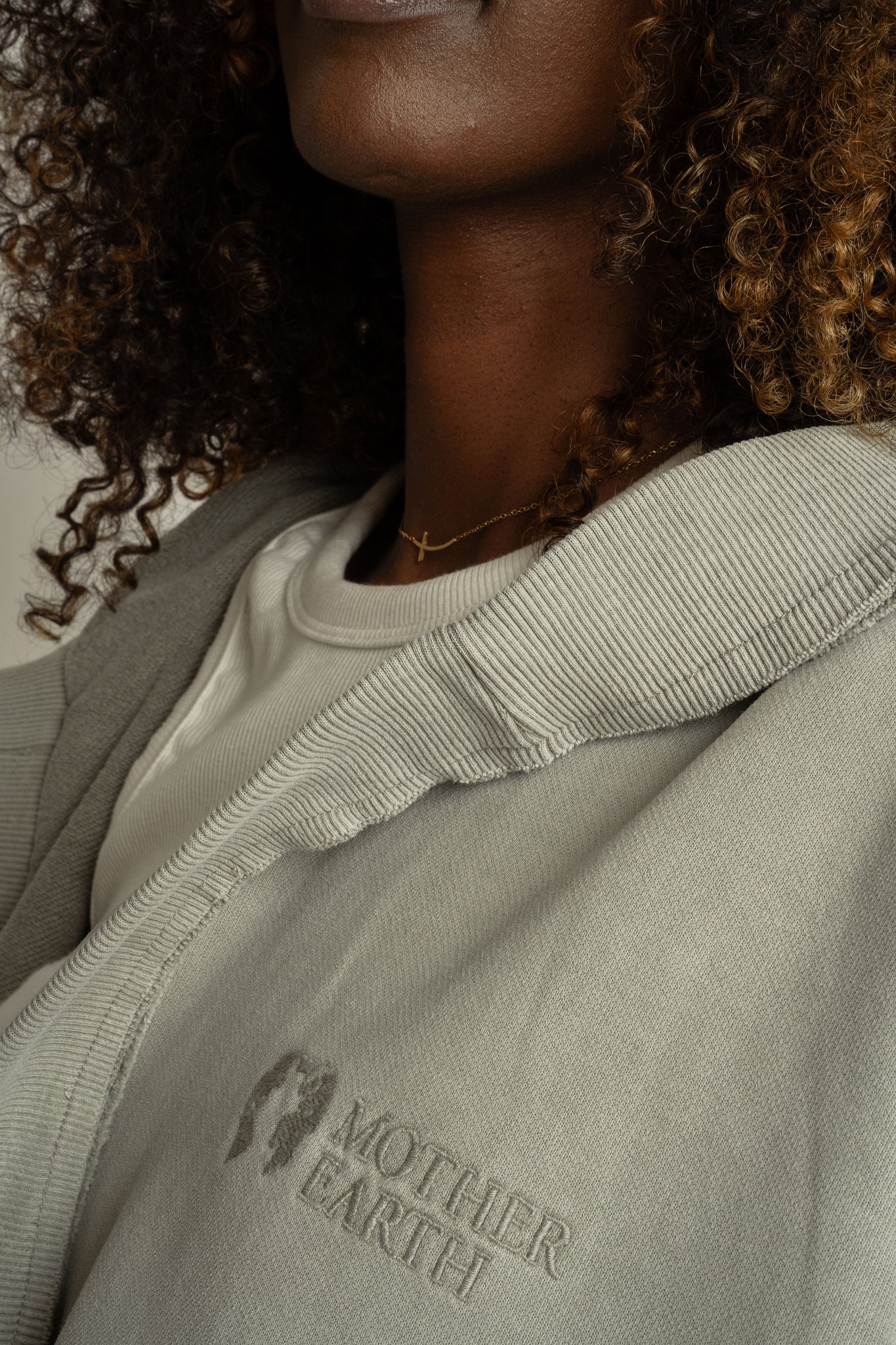 BLUZA Z EFEKTEM WASHED OLIWKOWA - LUND