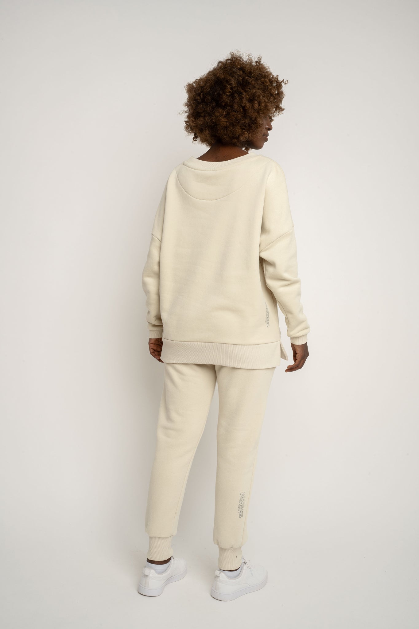 BLUZA OVERSIZE Z SZEROKIM DEKOLTEM JASNOBEŻOWA - MULL