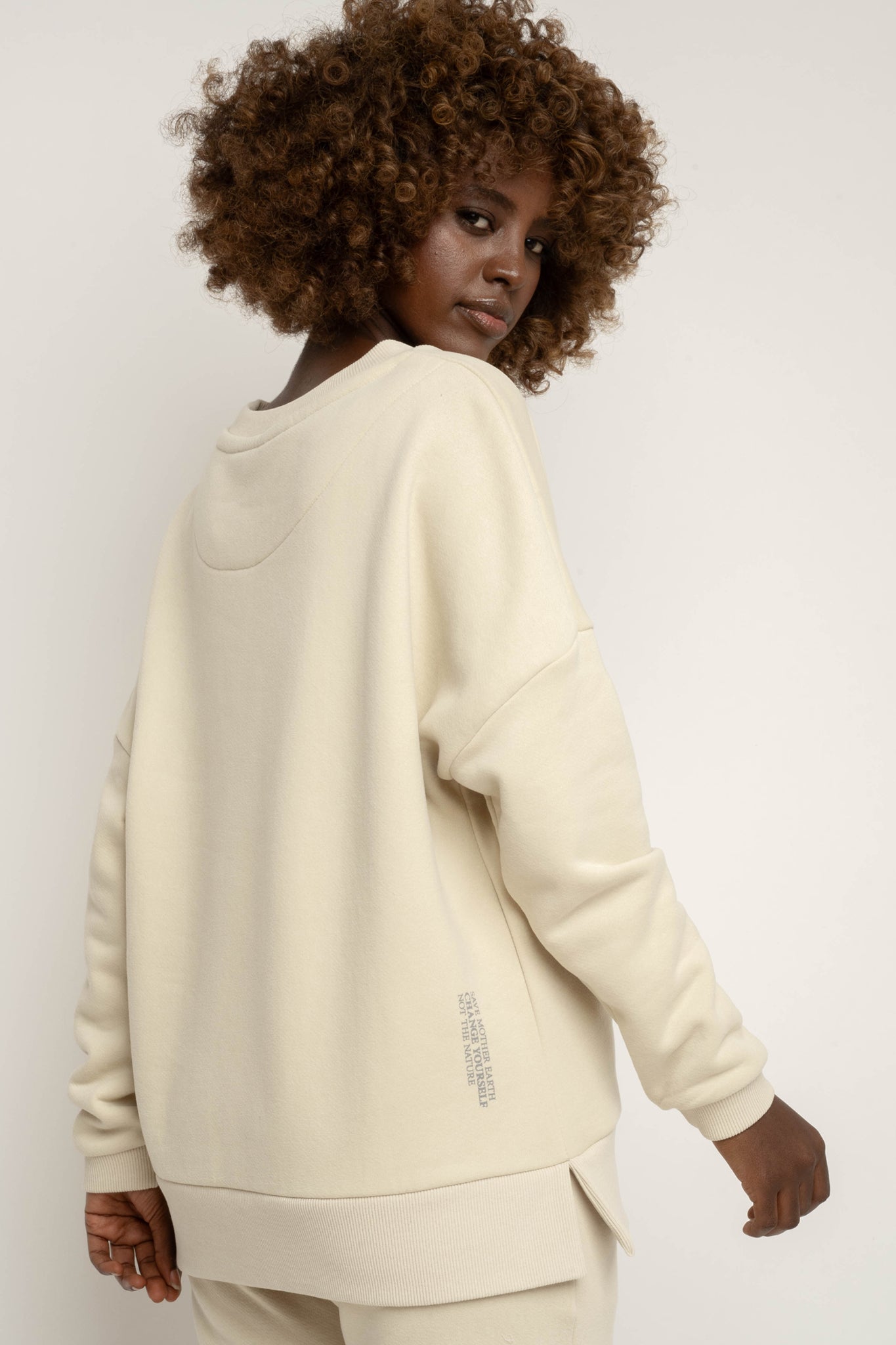 BLUZA OVERSIZE Z SZEROKIM DEKOLTEM JASNOBEŻOWA - MULL
