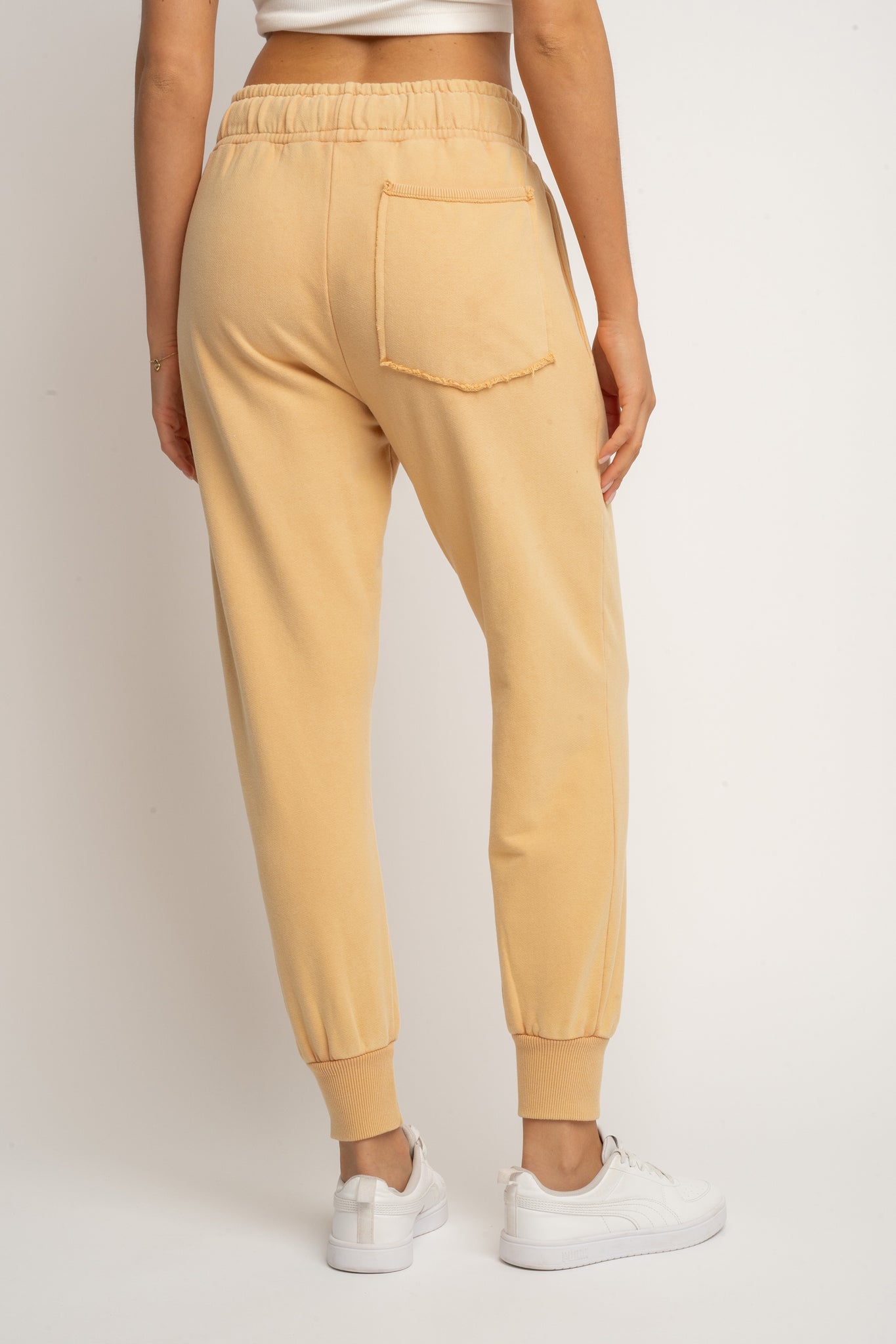 SPODNIE DRESOWE TYPU JOGGER Z EFEKTEM WASHED MUSZTARDOWE - ODENSE