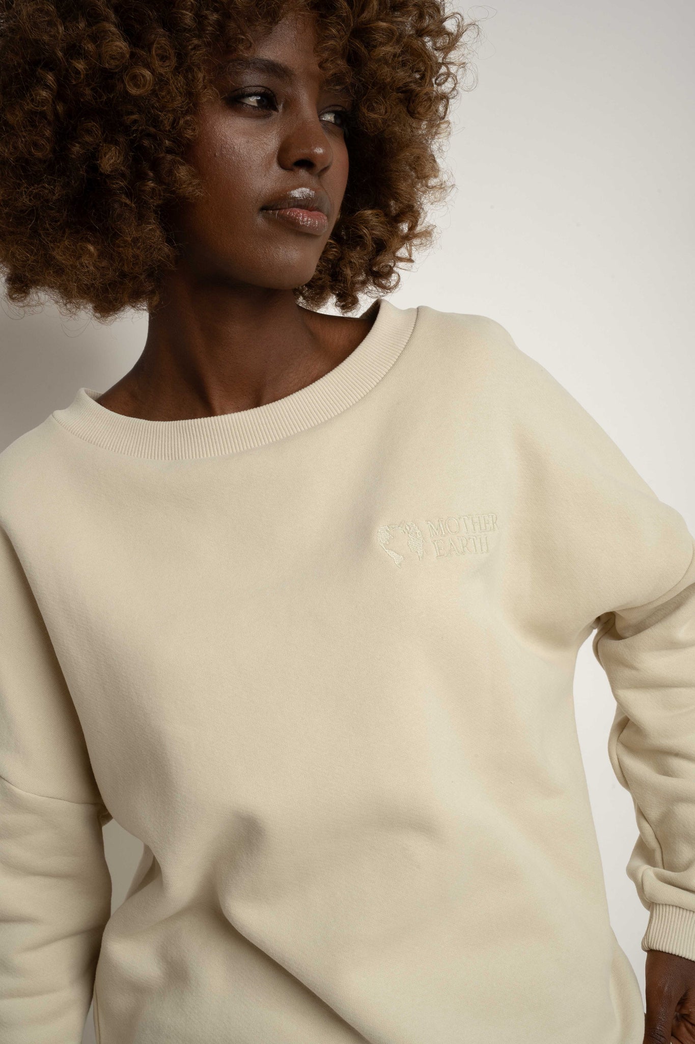 BLUZA OVERSIZE Z SZEROKIM DEKOLTEM JASNOBEŻOWA - MULL
