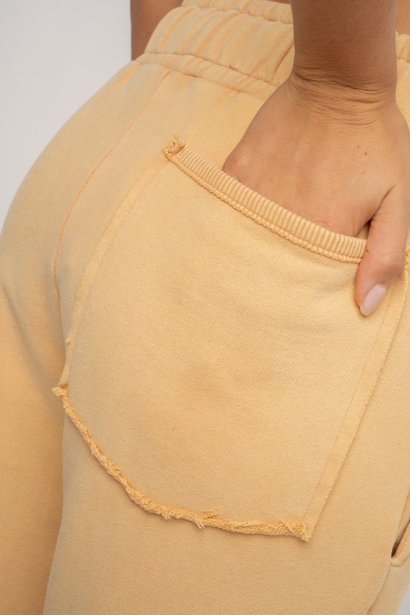SPODNIE DRESOWE TYPU JOGGER Z EFEKTEM WASHED MUSZTARDOWE - ODENSE