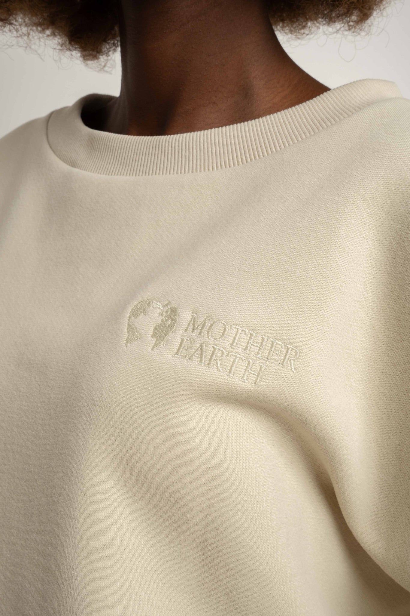 BLUZA OVERSIZE Z SZEROKIM DEKOLTEM JASNOBEŻOWA - MULL
