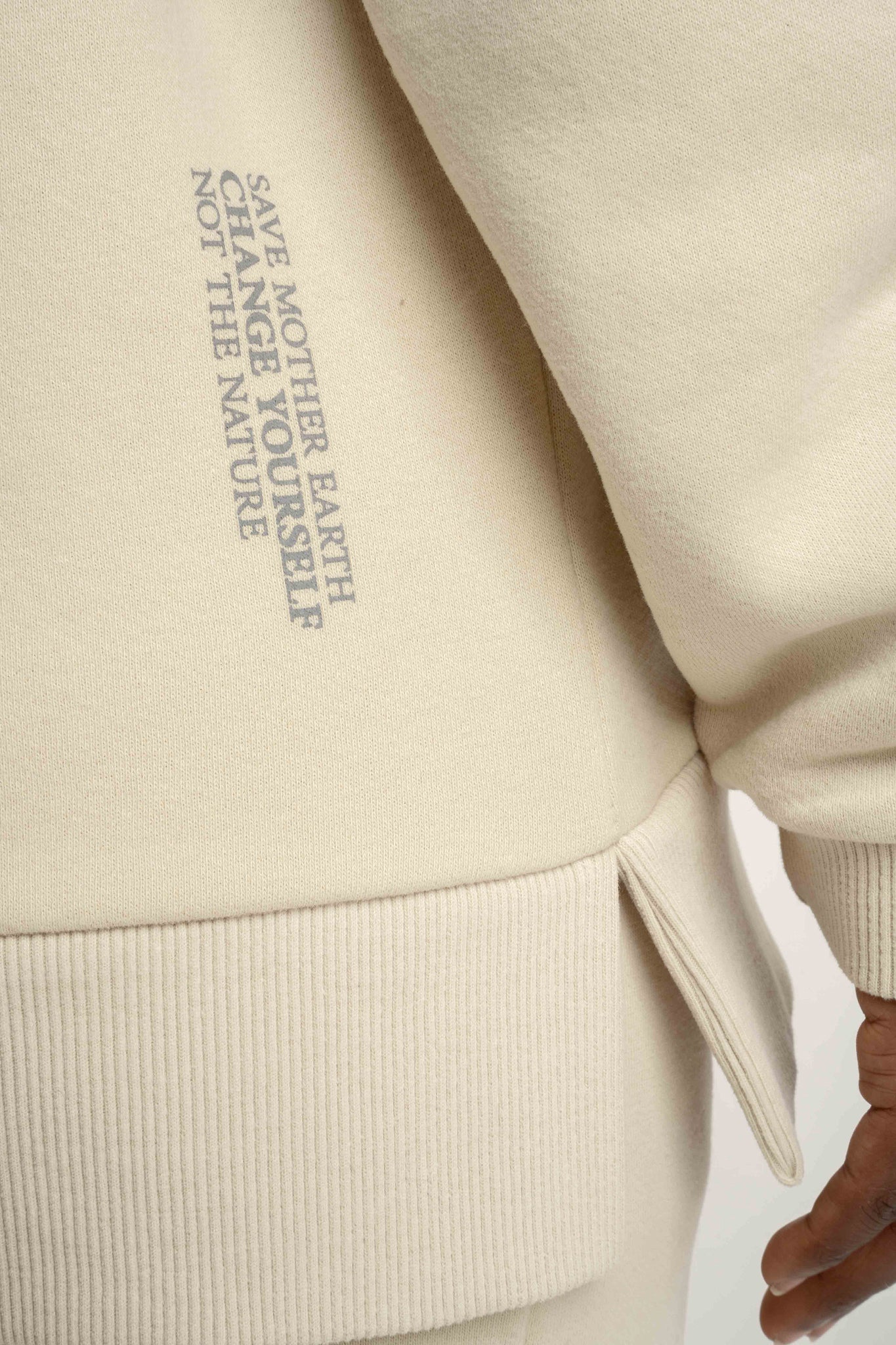 BLUZA OVERSIZE Z SZEROKIM DEKOLTEM JASNOBEŻOWA - MULL