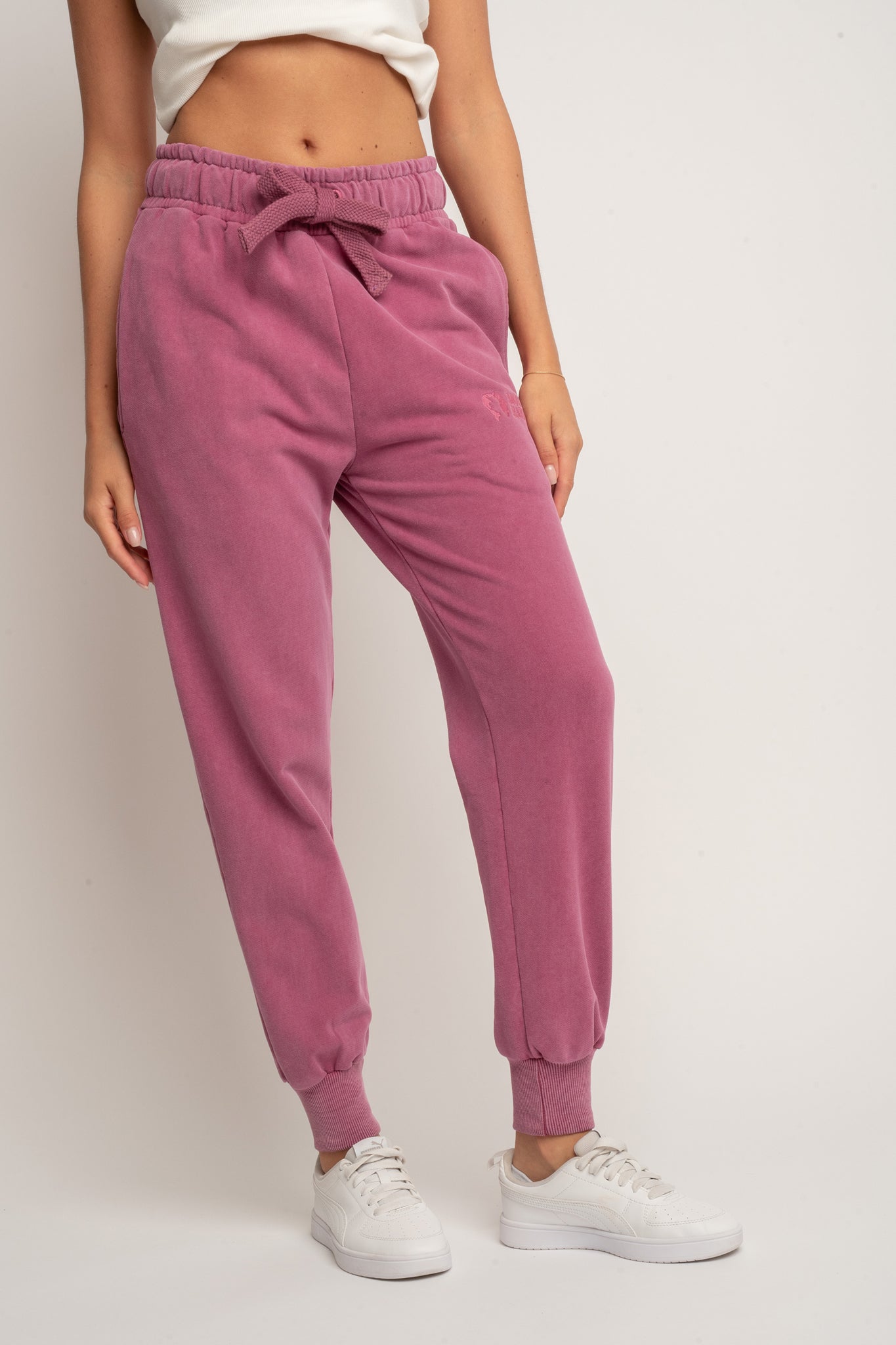 SPODNIE DRESOWE TYPU JOGGER Z EFEKTEM WASHED RÓŻOWE - ODENSE