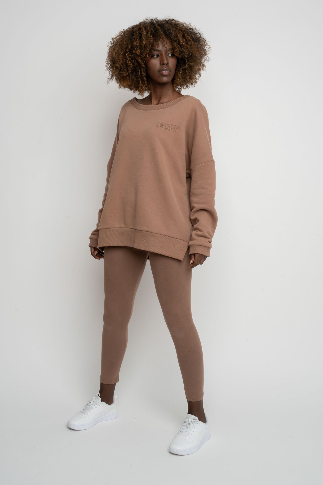 BLUZA OVERSIZE Z SZEROKIM DEKOLTEM 2nd DROP BRĄZOWA - MULL