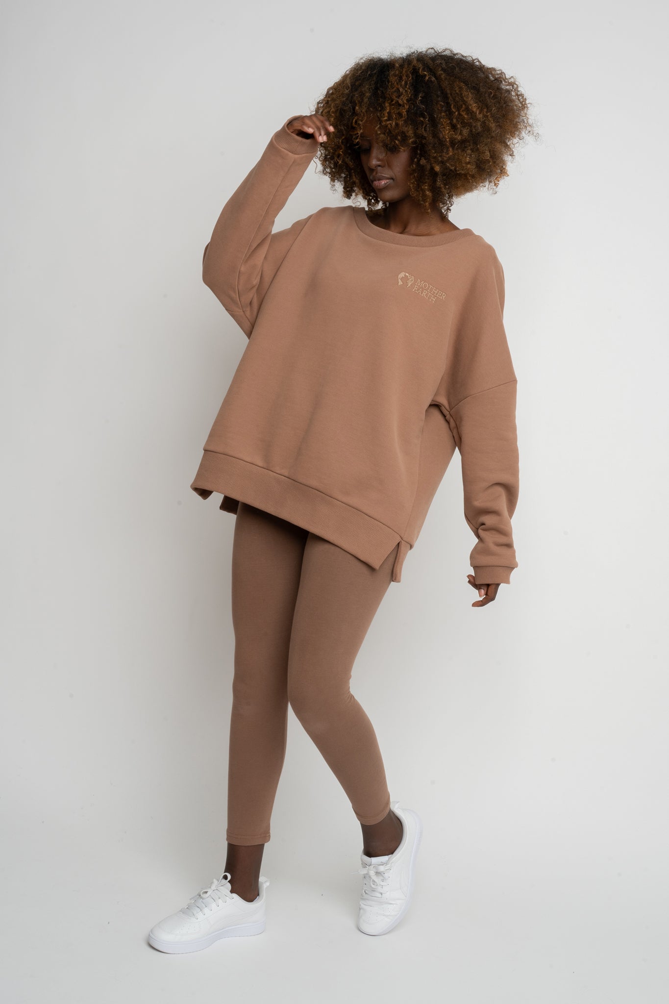 BLUZA OVERSIZE Z SZEROKIM DEKOLTEM BRĄZOWA - MULL