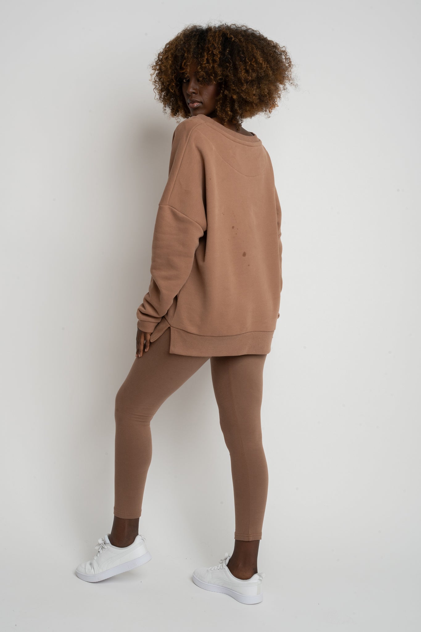 BLUZA OVERSIZE Z SZEROKIM DEKOLTEM BRĄZOWA - MULL