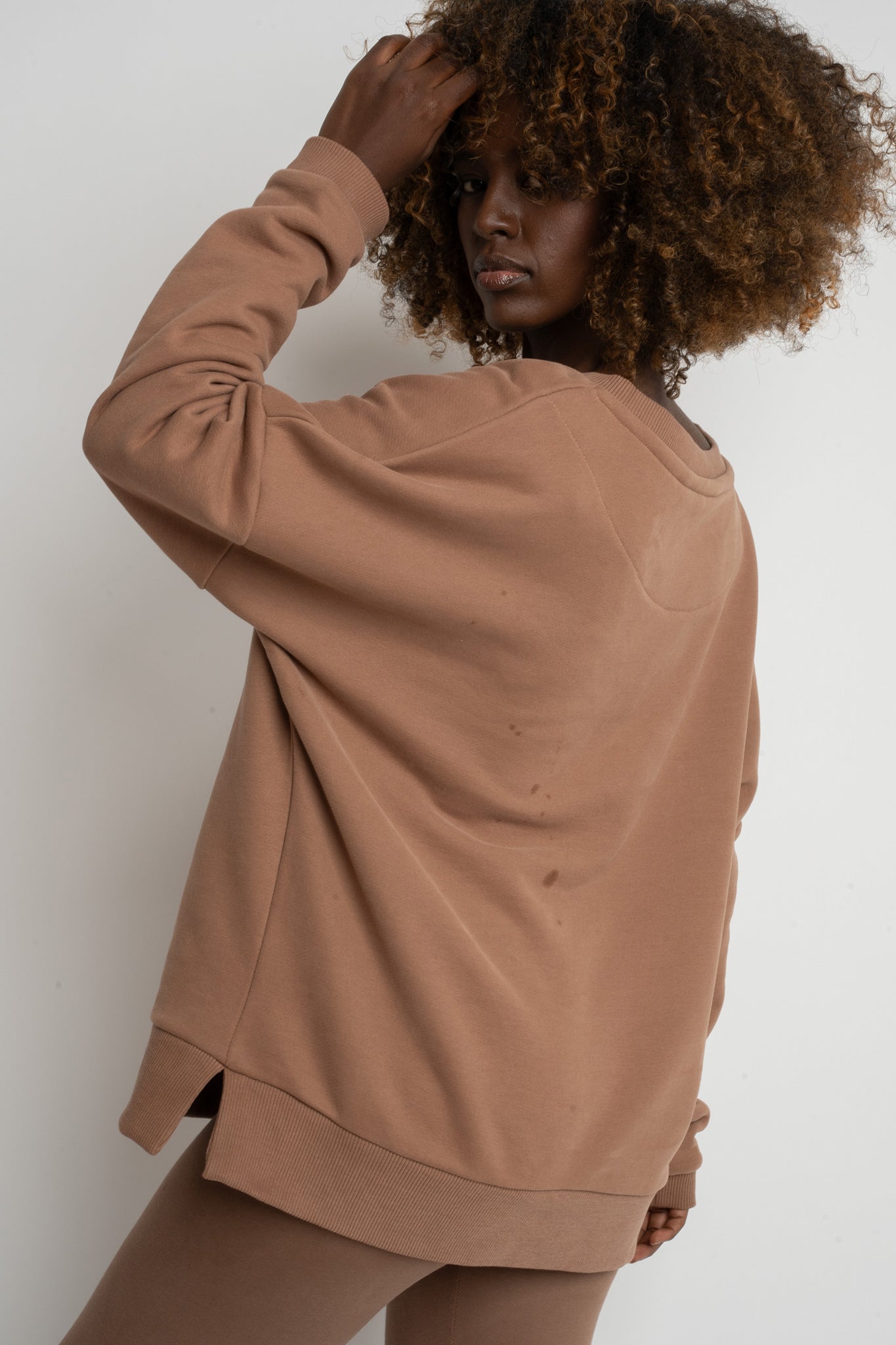 BLUZA OVERSIZE Z SZEROKIM DEKOLTEM BRĄZOWA - MULL