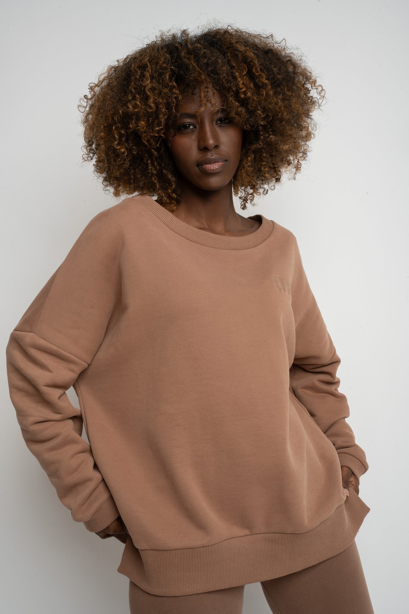 BLUZA OVERSIZE Z SZEROKIM DEKOLTEM BRĄZOWA - MULL