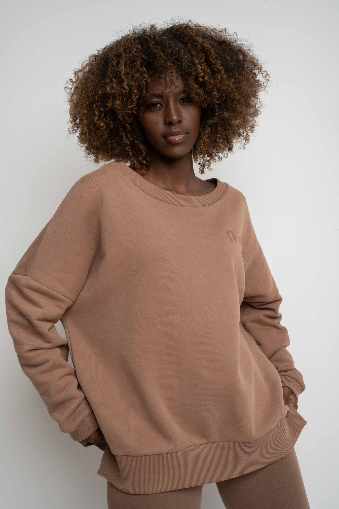 BLUZA OVERSIZE Z SZEROKIM DEKOLTEM 2nd DROP BRĄZOWA - MULL