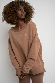BLUZA OVERSIZE Z SZEROKIM DEKOLTEM BRĄZOWA - MULL