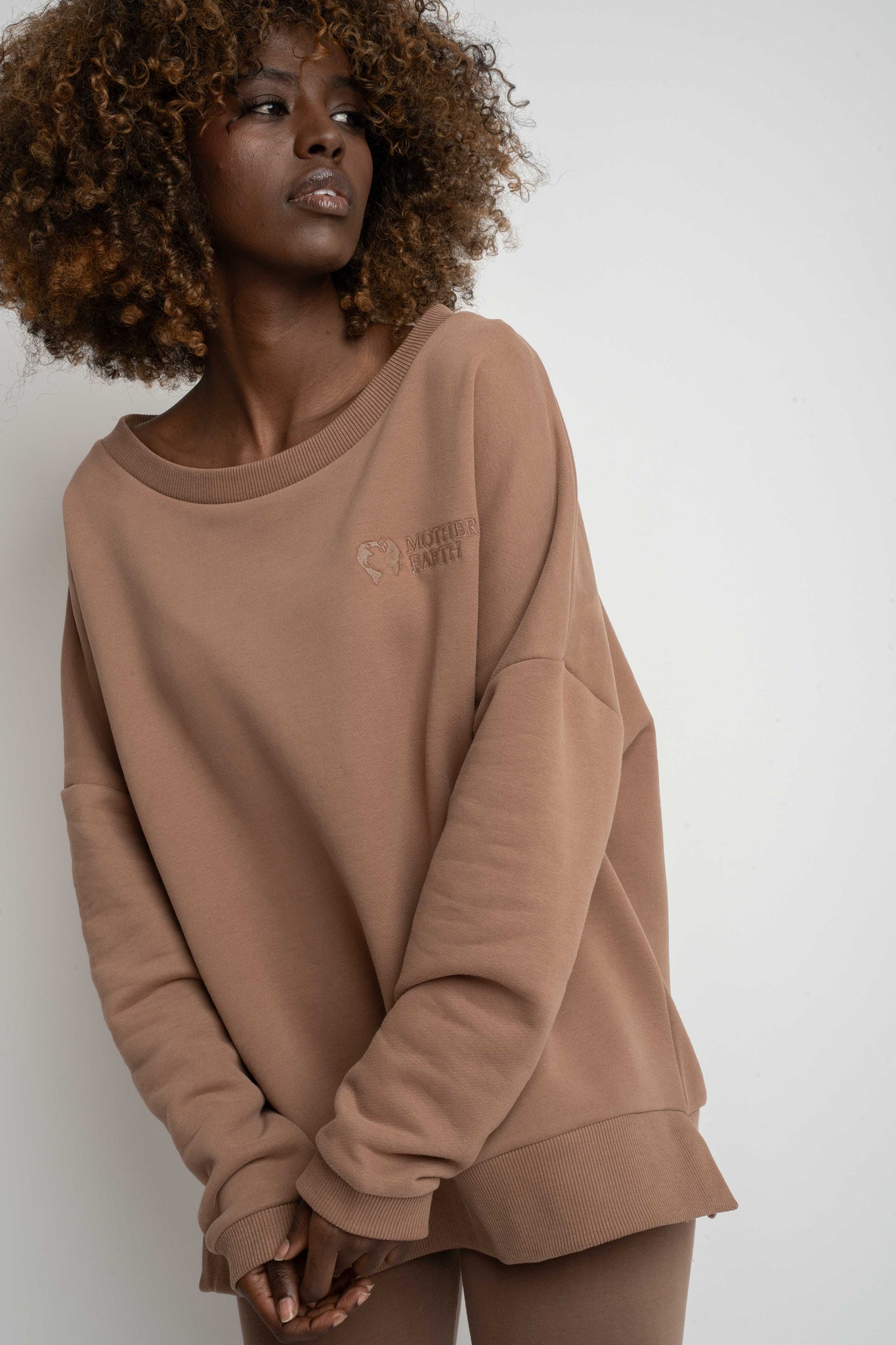 BLUZA OVERSIZE Z SZEROKIM DEKOLTEM 2nd DROP BRĄZOWA - MULL