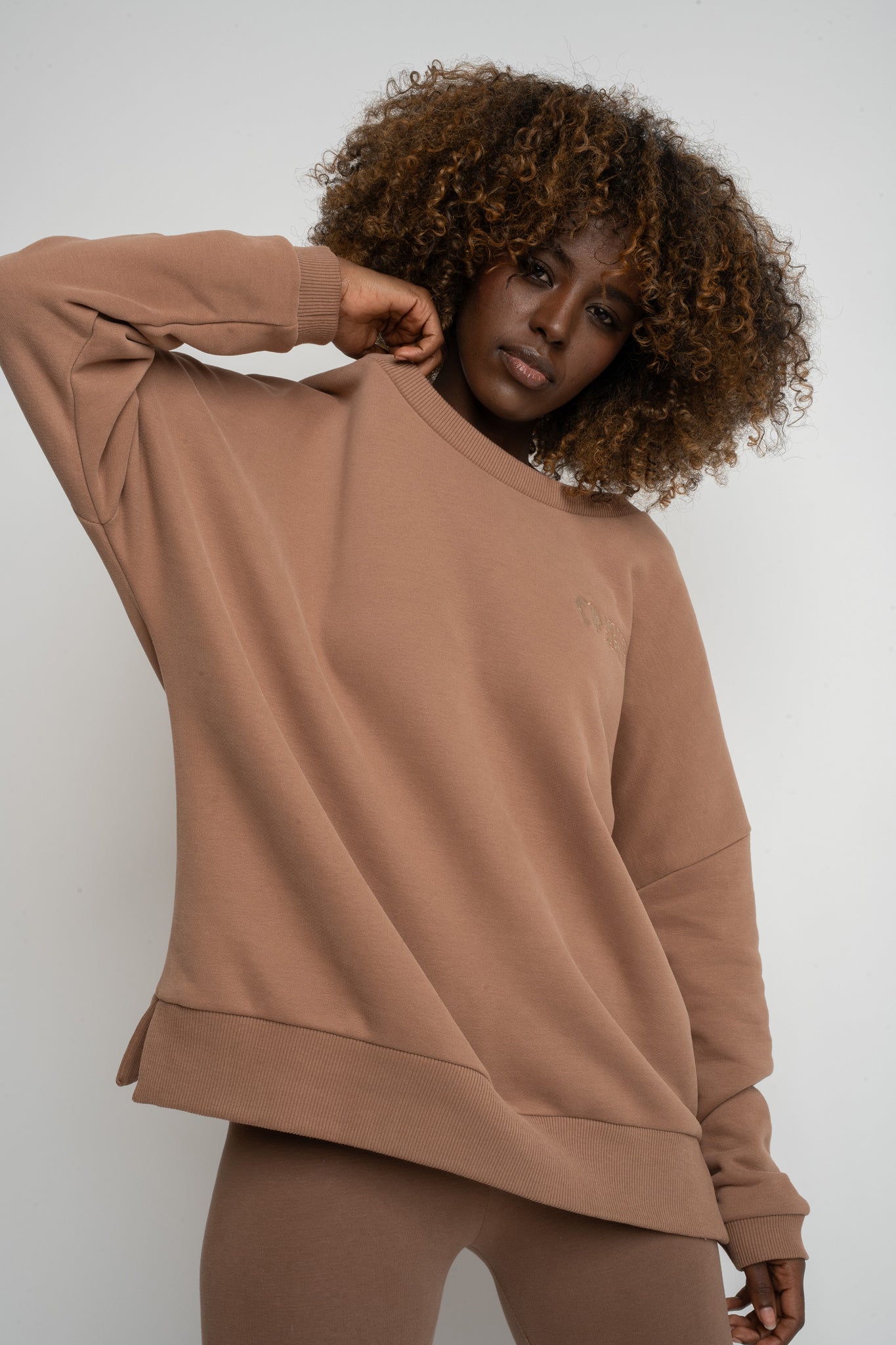 BLUZA OVERSIZE Z SZEROKIM DEKOLTEM BRĄZOWA - MULL