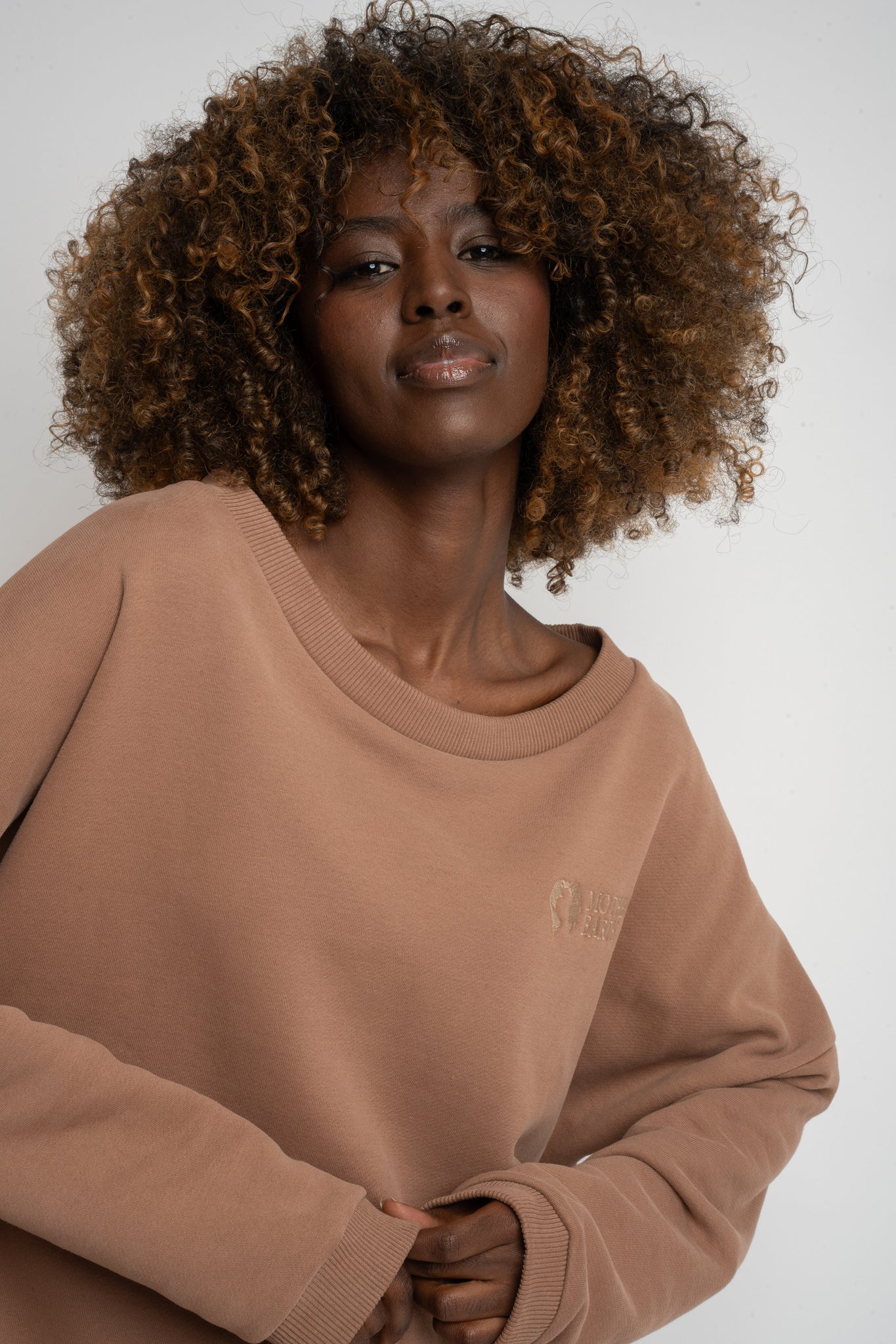 BLUZA OVERSIZE Z SZEROKIM DEKOLTEM BRĄZOWA - MULL