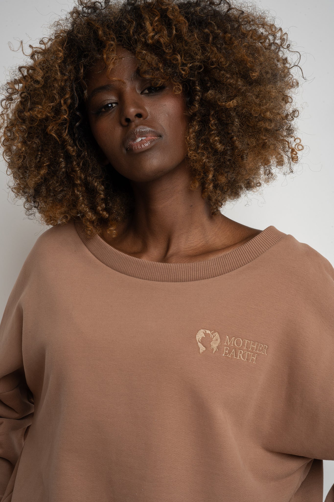 BLUZA OVERSIZE Z SZEROKIM DEKOLTEM BRĄZOWA - MULL