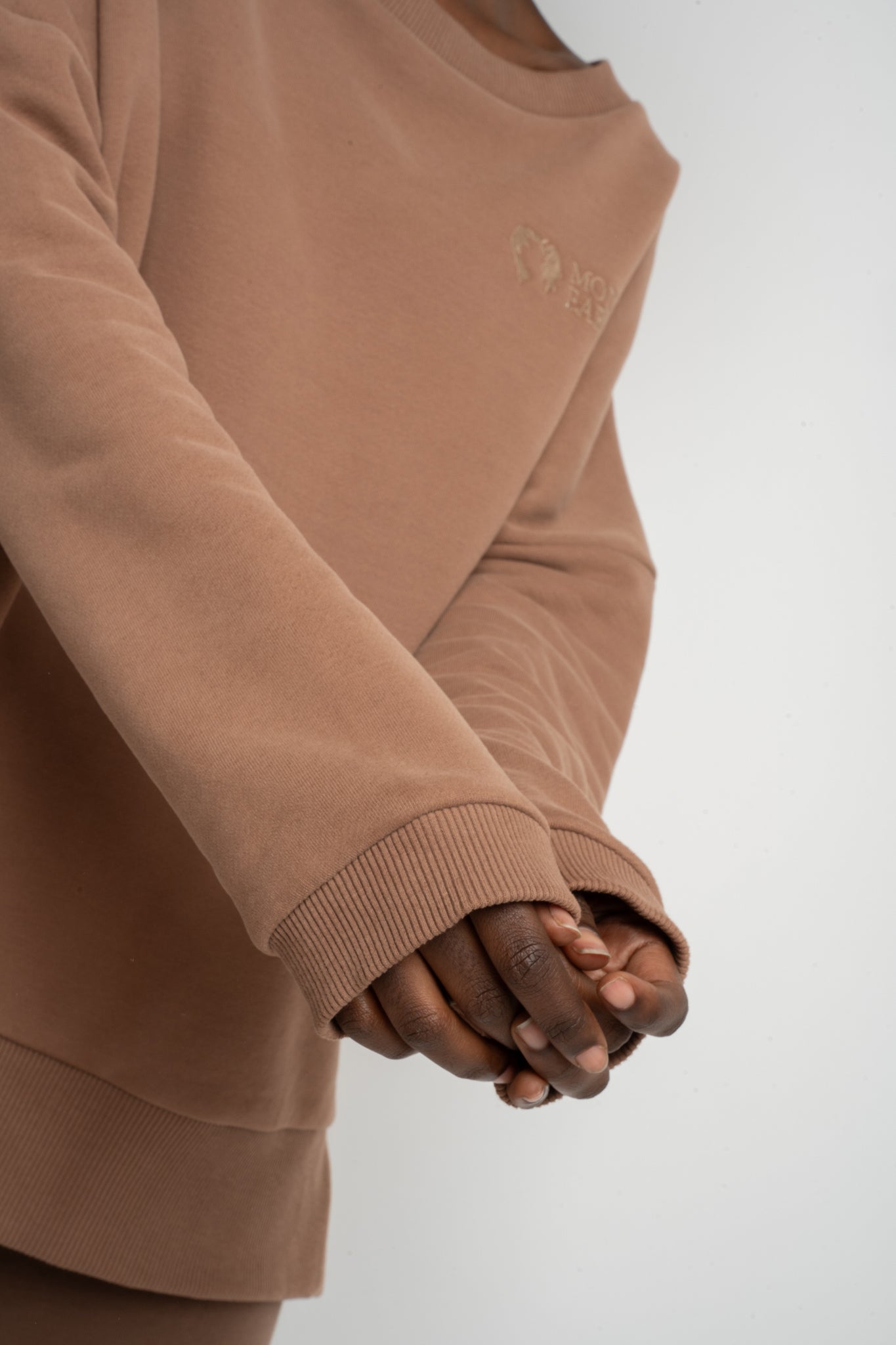 BLUZA OVERSIZE Z SZEROKIM DEKOLTEM BRĄZOWA - MULL