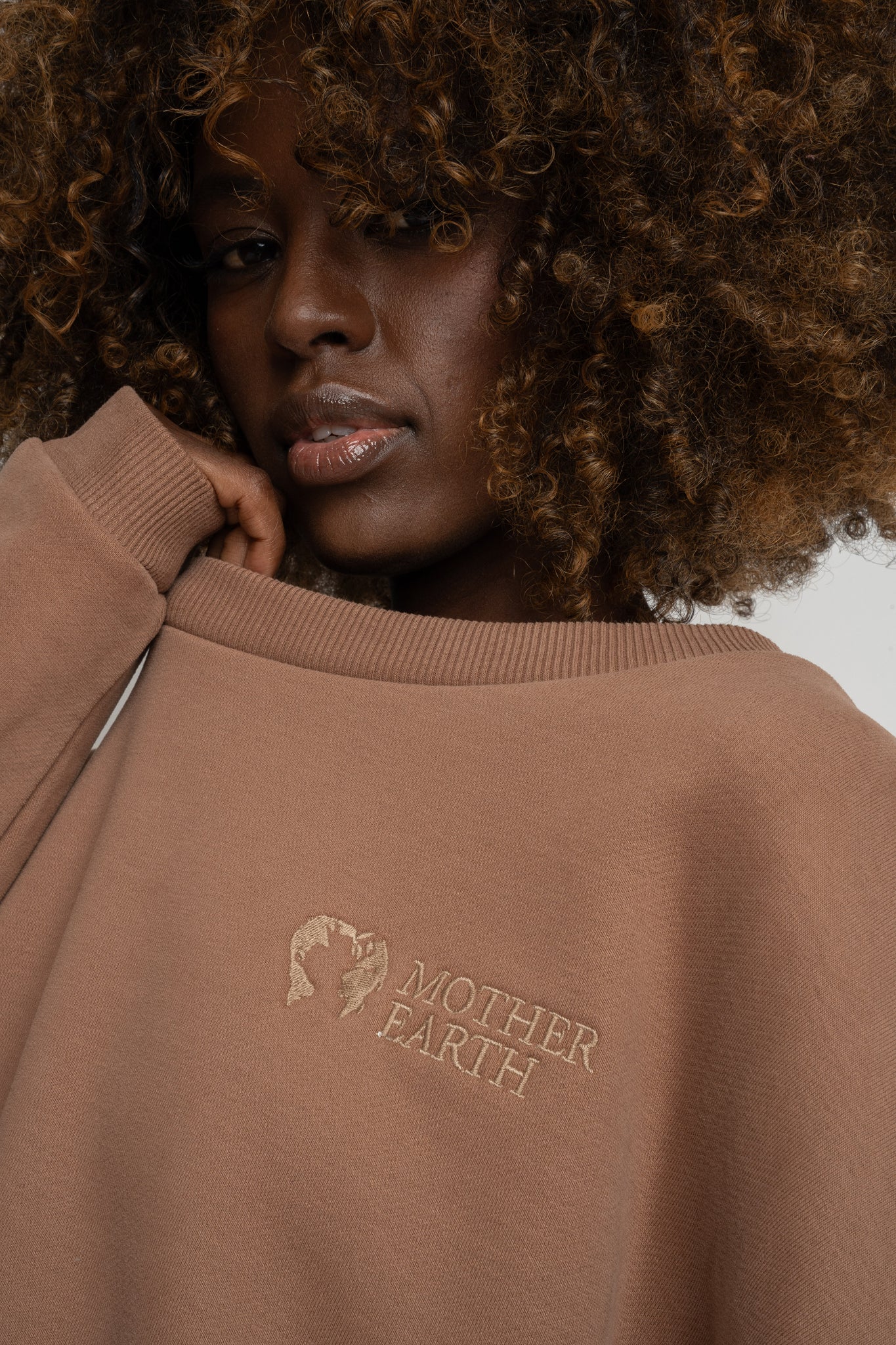BLUZA OVERSIZE Z SZEROKIM DEKOLTEM BRĄZOWA - MULL