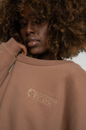 BLUZA OVERSIZE Z SZEROKIM DEKOLTEM BRĄZOWA - MULL