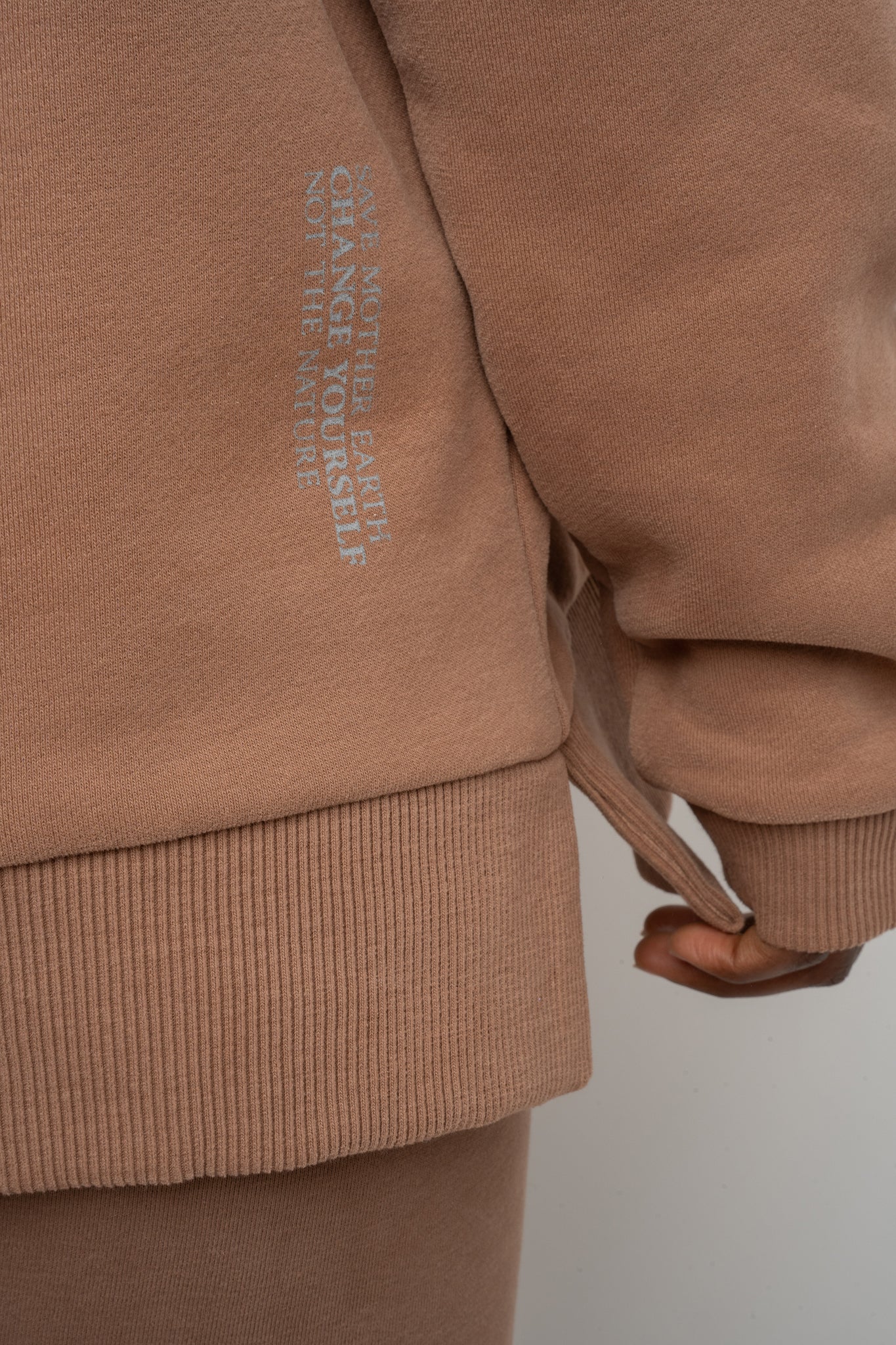 BLUZA OVERSIZE Z SZEROKIM DEKOLTEM BRĄZOWA - MULL