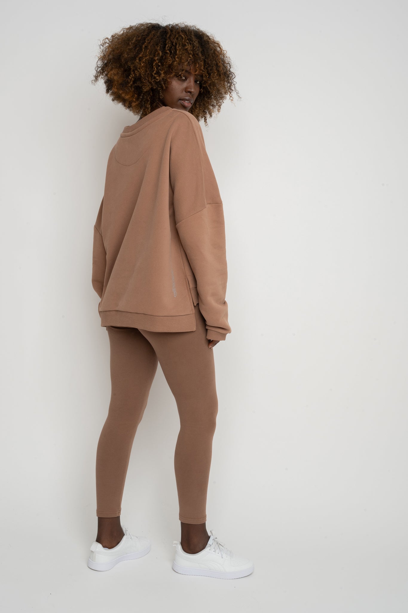 BLUZA O KROJU REGULAR FIT Z DŁUŻSZYM TYŁEM BRĄZOWA - COOK