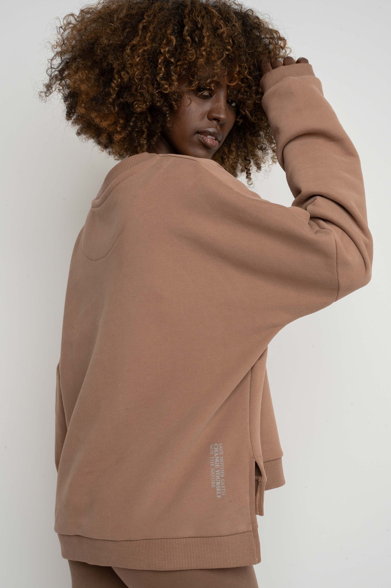 BLUZA O KROJU REGULAR FIT Z DŁUŻSZYM TYŁEM 2nd DROP BRĄZOWA  - COOK