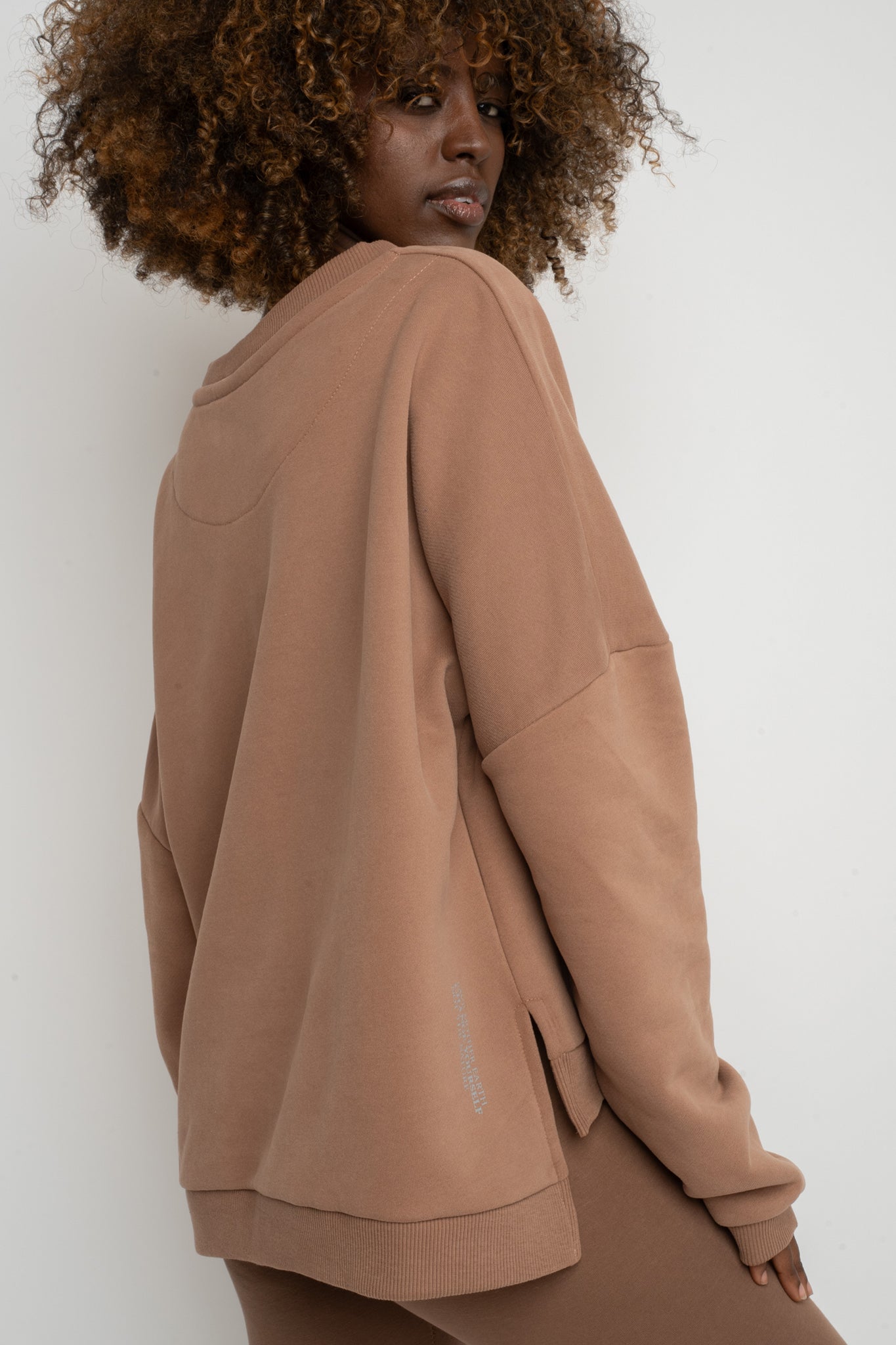 BLUZA O KROJU REGULAR FIT Z DŁUŻSZYM TYŁEM BRĄZOWA - COOK