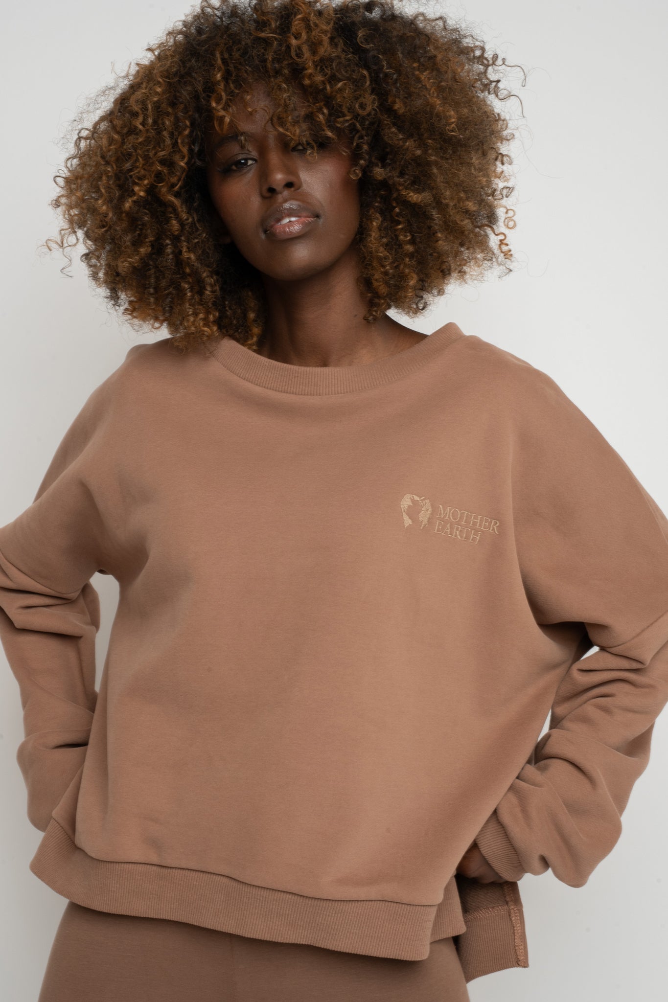 BLUZA O KROJU REGULAR FIT Z DŁUŻSZYM TYŁEM BRĄZOWA - COOK
