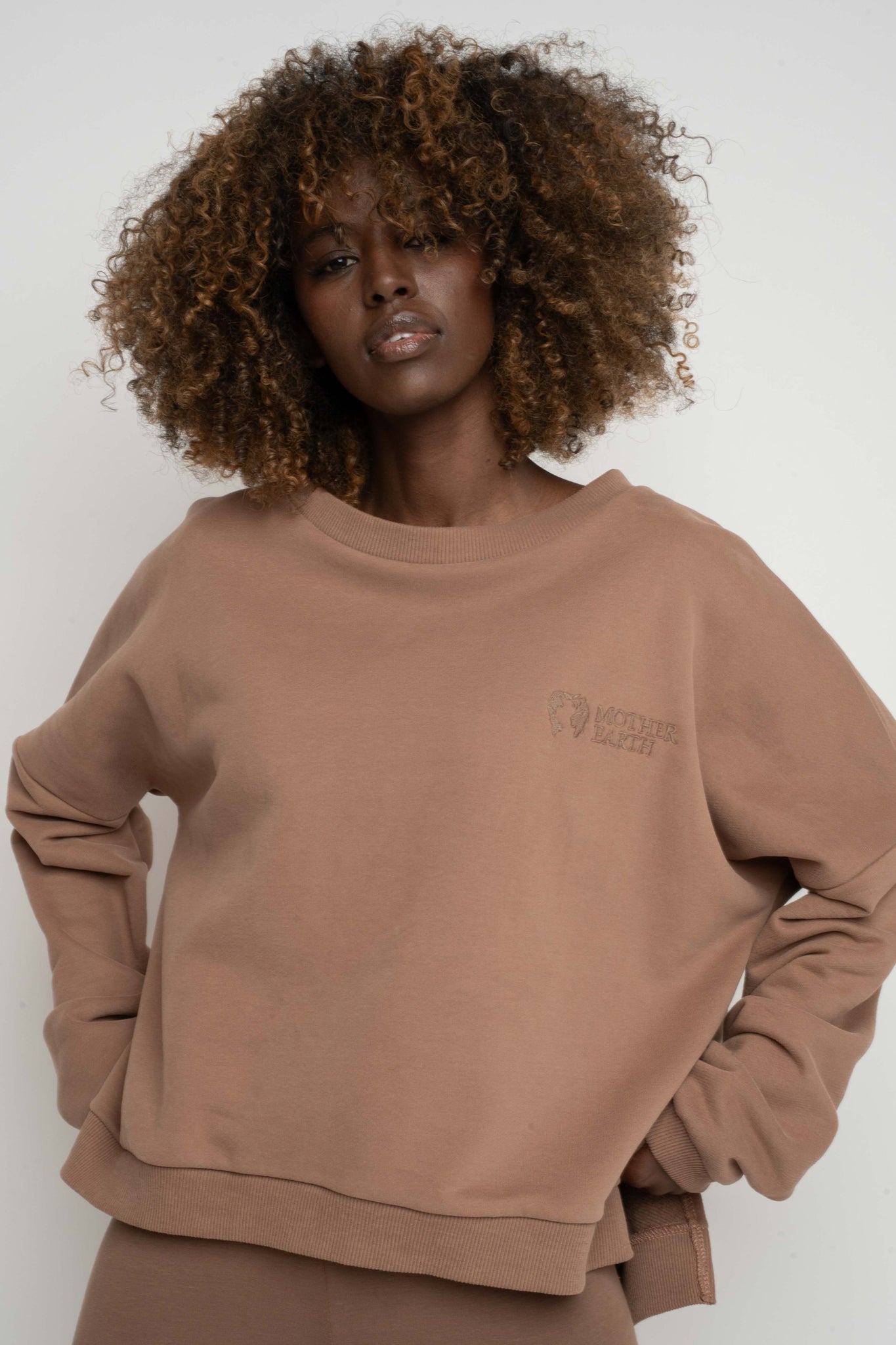 BLUZA O KROJU REGULAR FIT Z DŁUŻSZYM TYŁEM 2nd DROP BRĄZOWA  - COOK