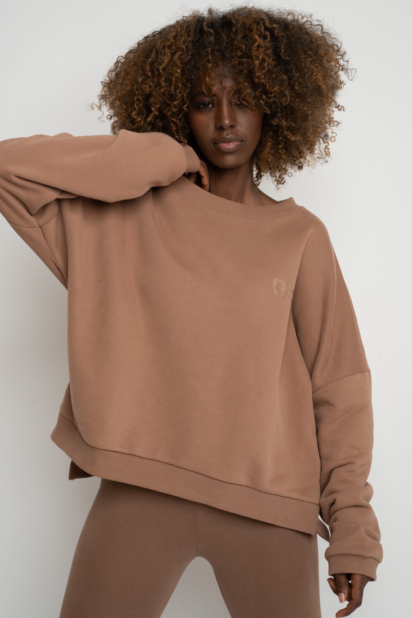 BLUZA O KROJU REGULAR FIT Z DŁUŻSZYM TYŁEM BRĄZOWA - COOK