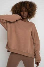 BLUZA O KROJU REGULAR FIT Z DŁUŻSZYM TYŁEM BRĄZOWA - COOK