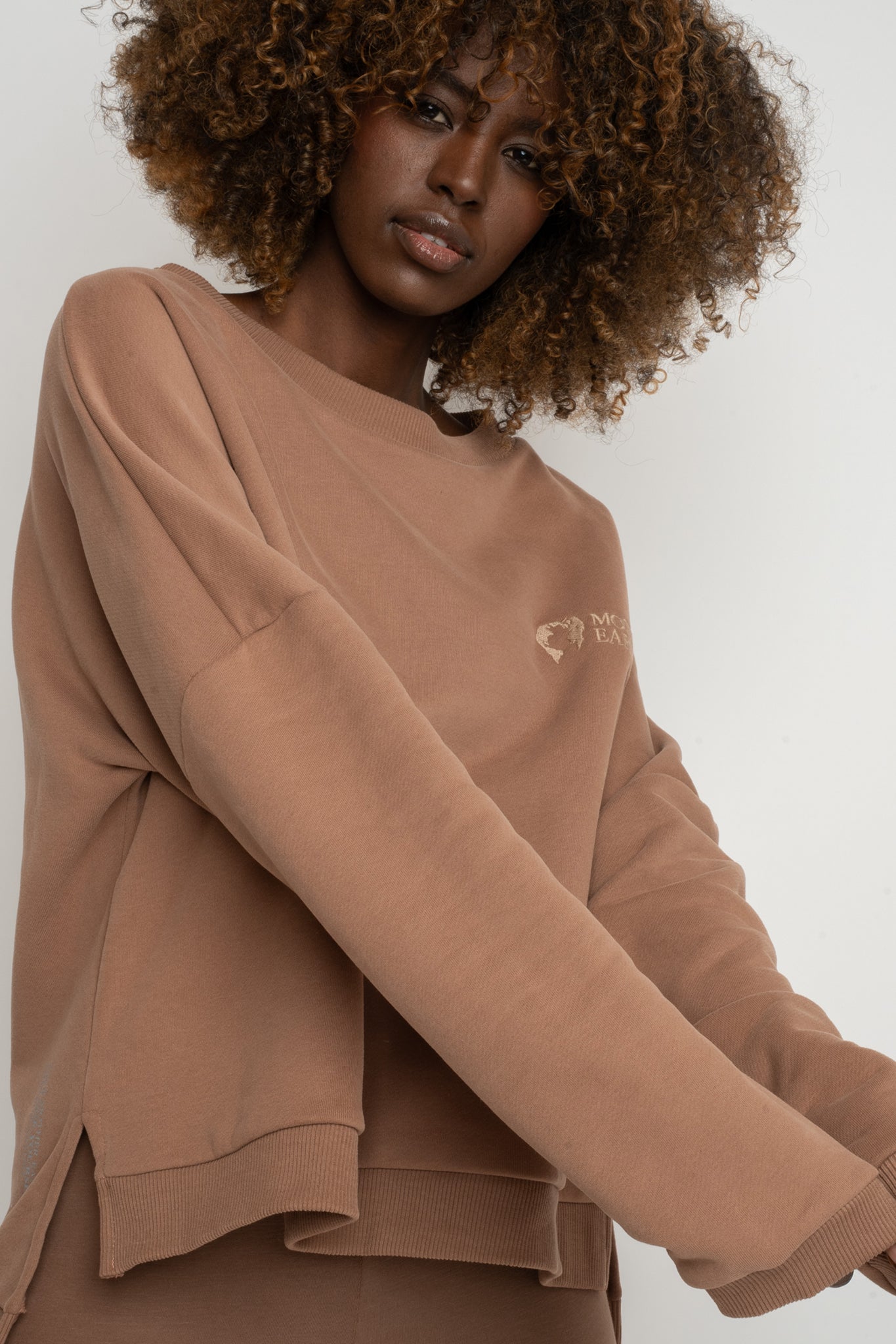 BLUZA O KROJU REGULAR FIT Z DŁUŻSZYM TYŁEM BRĄZOWA - COOK