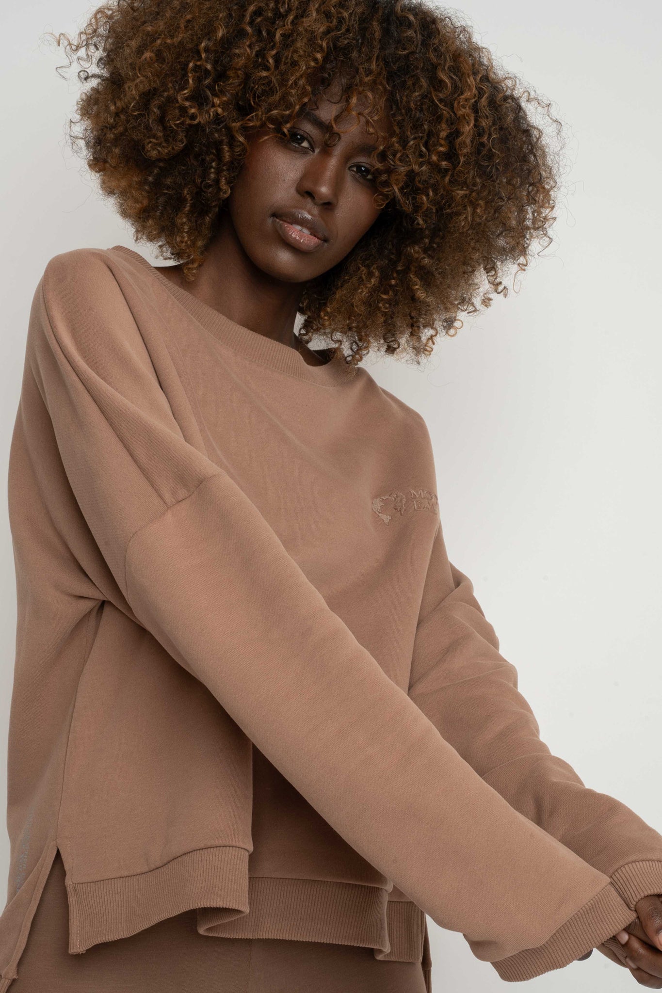 BLUZA O KROJU REGULAR FIT Z DŁUŻSZYM TYŁEM 2nd DROP BRĄZOWA  - COOK