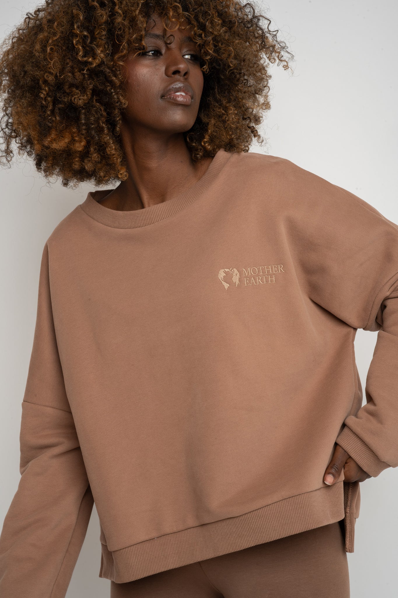 BLUZA O KROJU REGULAR FIT Z DŁUŻSZYM TYŁEM BRĄZOWA - COOK