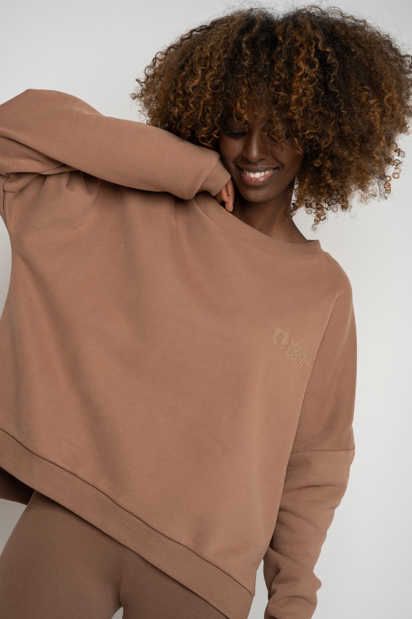 BLUZA O KROJU REGULAR FIT Z DŁUŻSZYM TYŁEM BRĄZOWA - COOK