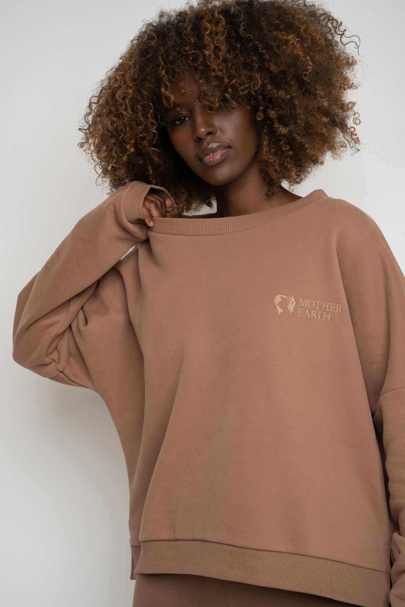 BLUZA O KROJU REGULAR FIT Z DŁUŻSZYM TYŁEM BRĄZOWA - COOK