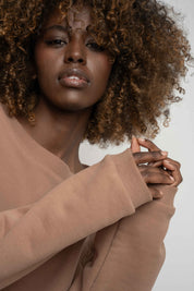 BLUZA O KROJU REGULAR FIT Z DŁUŻSZYM TYŁEM 2nd DROP BRĄZOWA  - COOK