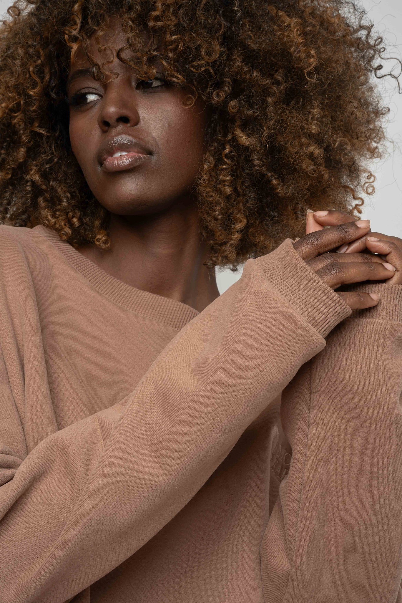 BLUZA O KROJU REGULAR FIT Z DŁUŻSZYM TYŁEM 2nd DROP BRĄZOWA  - COOK