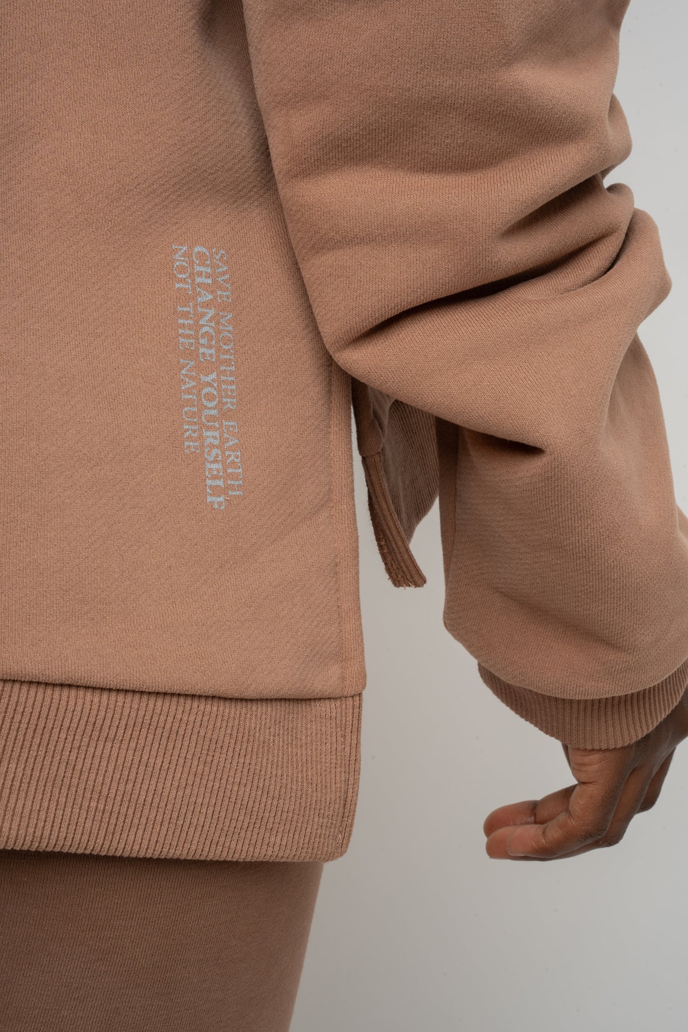 BLUZA O KROJU REGULAR FIT Z DŁUŻSZYM TYŁEM BRĄZOWA - COOK