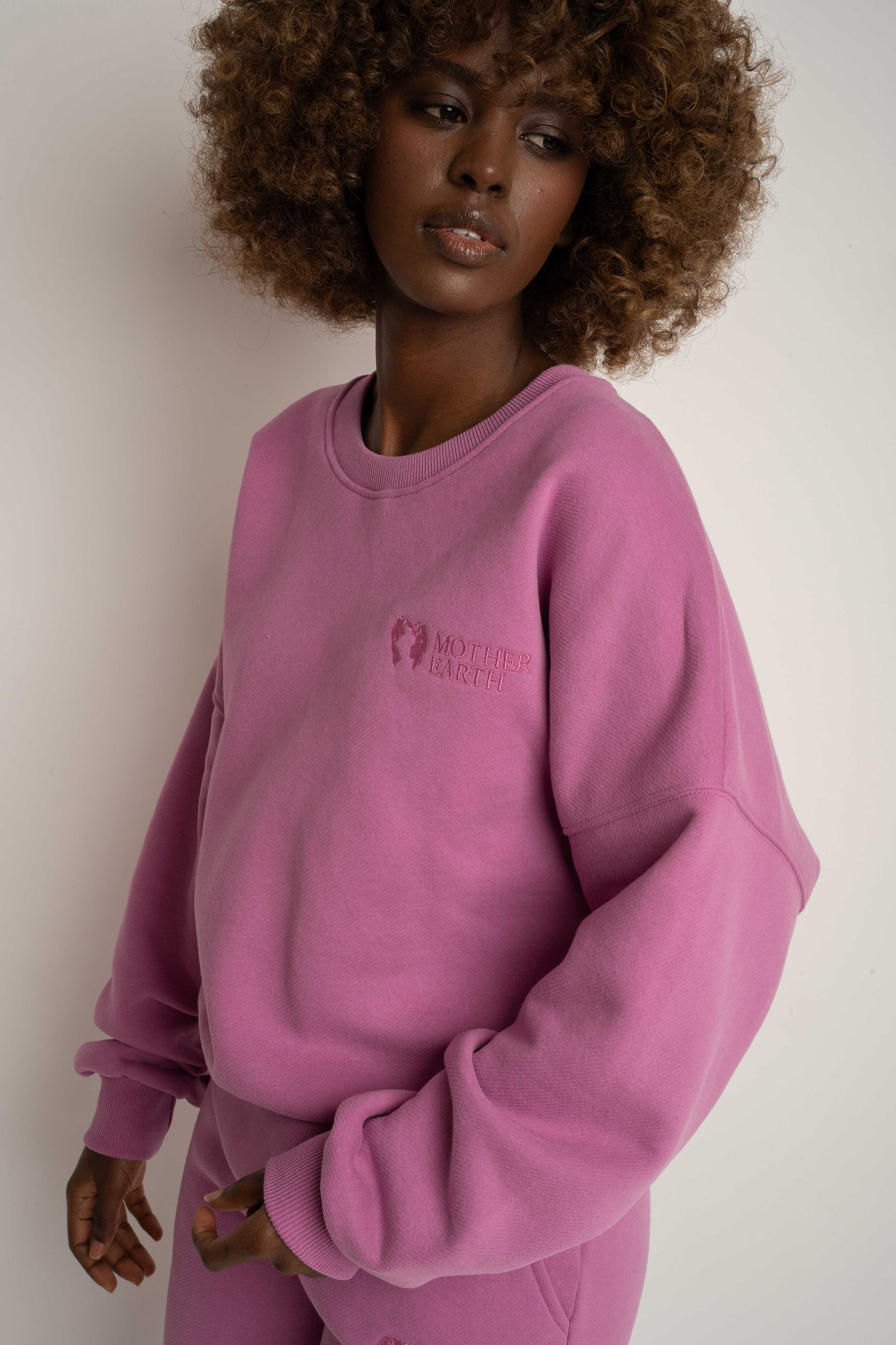 BLUZA TYPU CREWNECK CUKIERKOWY RÓŻ - OZARK