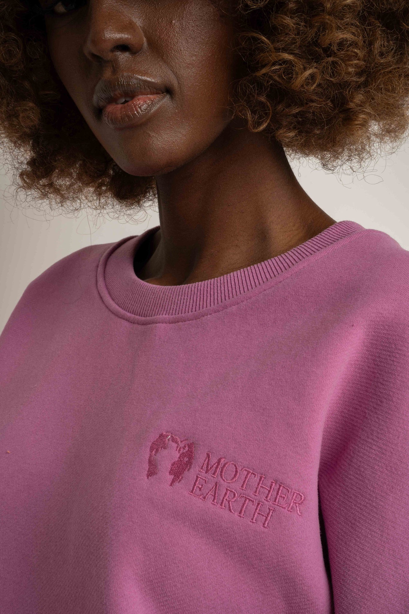 BLUZA TYPU CREWNECK CUKIERKOWY RÓŻ - OZARK