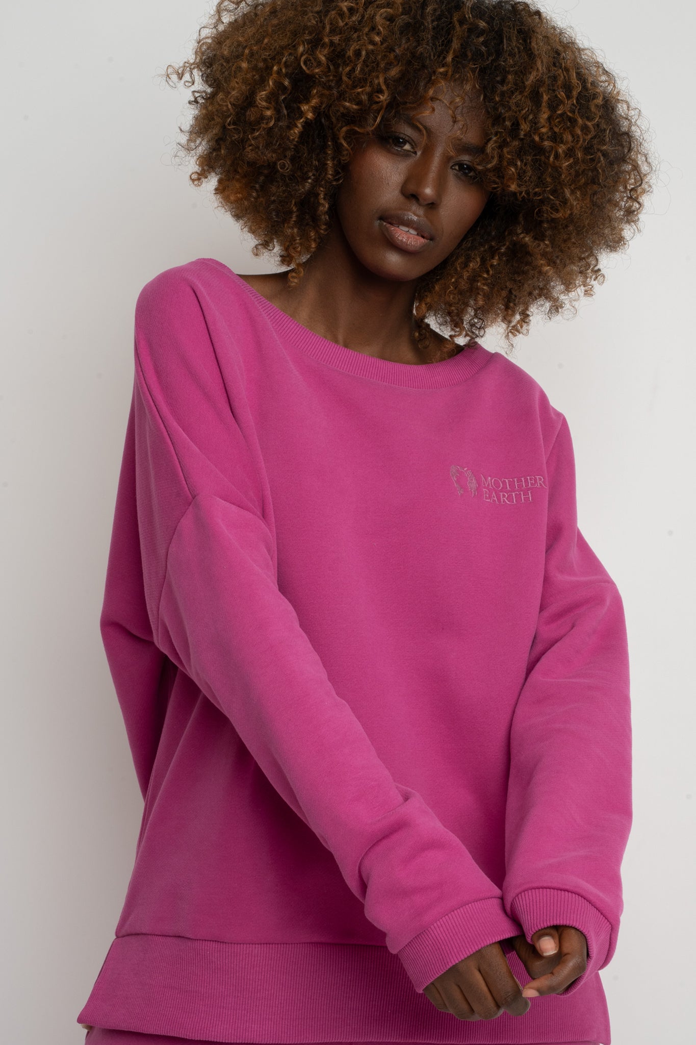 BLUZA OVERSIZE Z SZEROKIM DEKOLTEM RÓŻOWA  - MULL