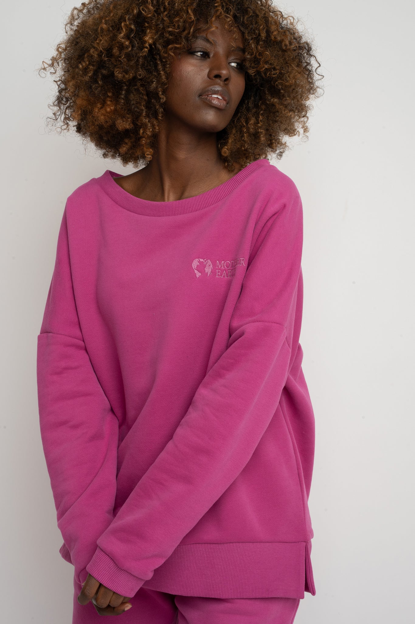 BLUZA OVERSIZE Z SZEROKIM DEKOLTEM RÓŻOWA  - MULL